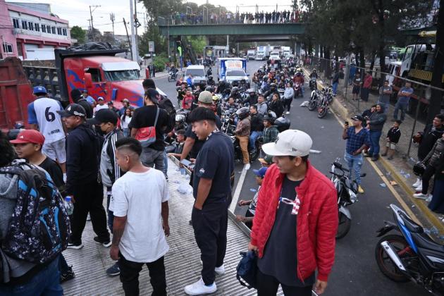 El bloqueo frente a la colonia La Bethania, en la zona 7 de la capital, continúa afectando con circulación vial con dirección al sur y norte de la Ciudad. Foto La Hora: Fabricio Alonzo.