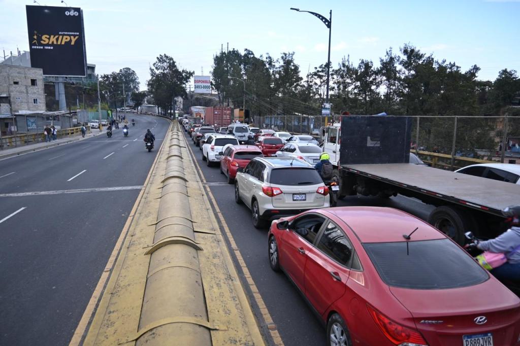 Se registra transito complicado con dirección al norte de la capital en el puente El Incienso, zona 7.  Foto La Hora: Fabricio Alonzo.