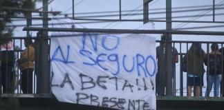Manifestantes en el bloqueo frente a la colonia La Bethania, zona 7 colocan mantas rechazando el seguro contra terceros obligatorio presentado por la cartera del Interior.  Fotos La Hora: Fabricio Alonzo.