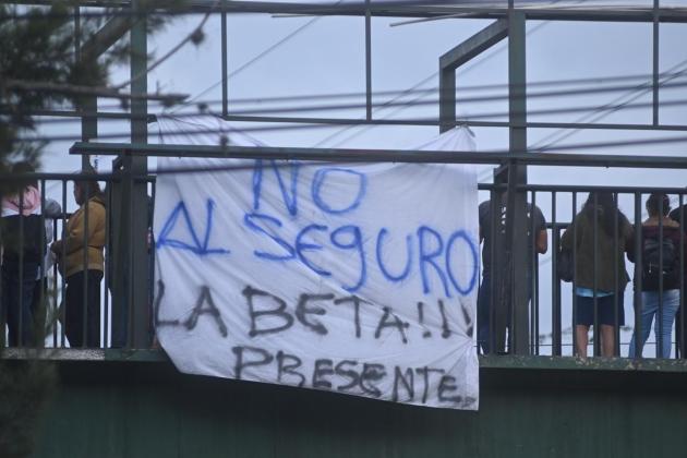 Manifestantes en el bloqueo frente a la colonia La Bethania, zona 7 colocan mantas rechazando el seguro contra terceros obligatorio presentado por la cartera del Interior.  Fotos La Hora: Fabricio Alonzo.