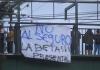 Manifestantes en el bloqueo frente a la colonia La Bethania, zona 7 colocan mantas rechazando el seguro contra terceros obligatorio presentado por la cartera del Interior.  Fotos La Hora: Fabricio Alonzo.