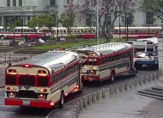 Caravana de buses extraurbanos frente al Palacio Nacional.