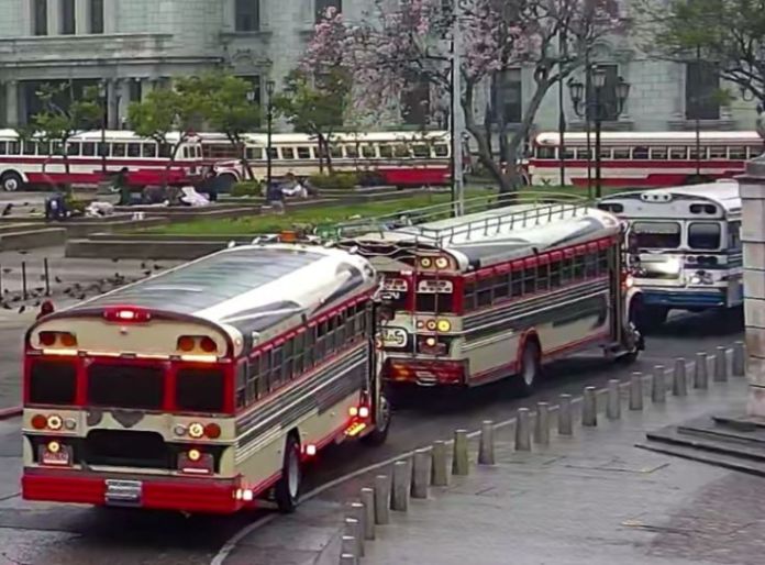 Caravana de buses extraurbanos frente al Palacio Nacional.