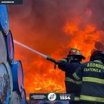Incendio de gran magnitud consume recicladora en Sumpango, Sacatepéquez