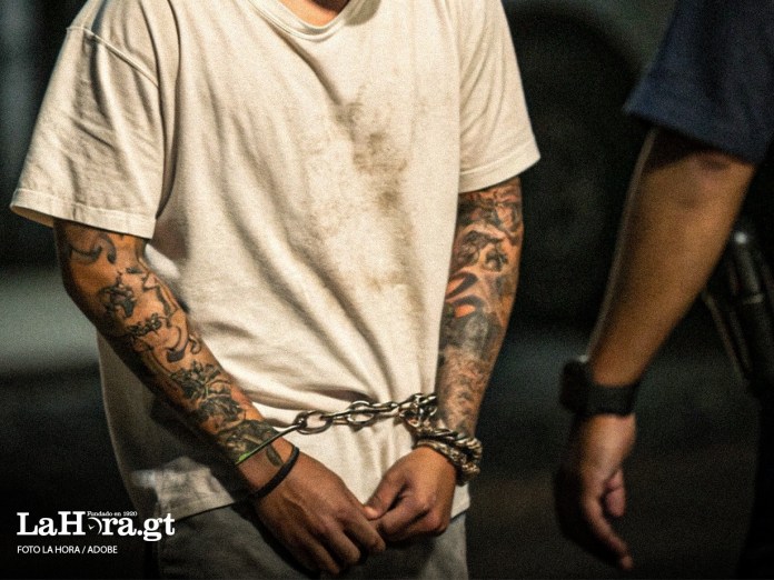 Fiscal general de Estados Unidos, Pam Bondi, anunció este jueves la detención de un salvadoreño indocumentado que residía en Virginia y que supuestamente era el líder de la pandilla MS-13. Foto La Hora: Adobe, Diseño/ Roberto Altán.
