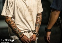 Fiscal general de Estados Unidos, Pam Bondi, anunció este jueves la detención de un salvadoreño indocumentado que residía en Virginia y que supuestamente era el líder de la pandilla MS-13. Foto La Hora: Adobe, Diseño/ Roberto Altán.