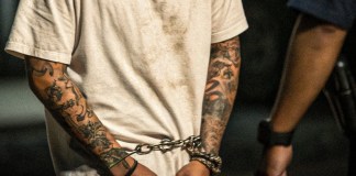 Fiscal general de Estados Unidos, Pam Bondi, anunció este jueves la detención de un salvadoreño indocumentado que residía en Virginia y que supuestamente era el líder de la pandilla MS-13. Foto La Hora: Adobe, Diseño/ Roberto Altán.