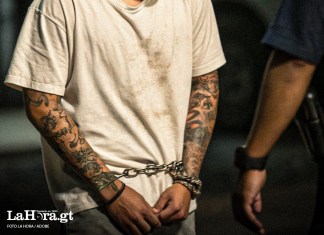 Fiscal general de Estados Unidos, Pam Bondi, anunció este jueves la detención de un salvadoreño indocumentado que residía en Virginia y que supuestamente era el líder de la pandilla MS-13. Foto La Hora: Adobe, Diseño/ Roberto Altán.
