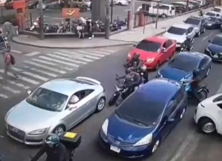 Tras protesta de "pushito" de vendedores, encapuchados bloquean avenida Petapa