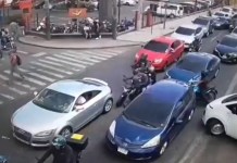 Tras protesta de «pushito» de vendedores, encapuchados bloquean avenida Petapa Tras protesta de "pushito" de vendedores, encapuchados bloquean avenida Petapa