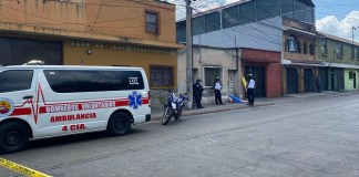 Bomberos voluntarios en ataque armado ocurrido en la zona 6 capitalina. Foto la hora: Bomberos Voluntarios