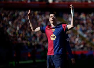 El delantero del Barcelona Robert Lewandowski celebra su segundo gol contra el Girona. Foto: La Hora / EEFE-Alberto Estévez.