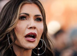 Kristi Noem visitará la cárcel de El Salvador donde se encuentran venezolanos expulsados por EE.UU.
