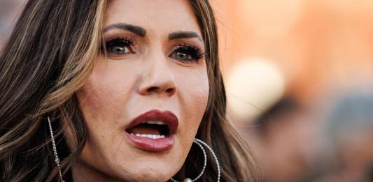 Kristi Noem visitará la cárcel de El Salvador donde se encuentran venezolanos expulsados por EE.UU.
