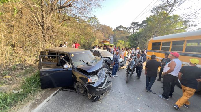 Nueve personas fueron llevadas de emergencia al Hospital San Juan de Dios, que resultaron heridas tras el accidente. Foto La Hora: Bomberos Municipales