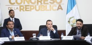 El segundo vicepresidente del Congreso, Jorge Ayala, informó que se trasladó la "información requerida" a la CC por el amparo para frenar el aumento de sueldo de los diputados. Foto: Organismo Legislativo