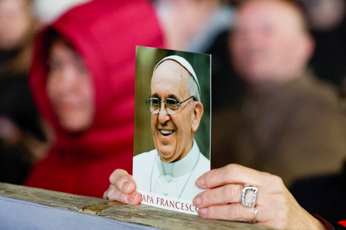 Feligreses rezando por la salud del Papa Francisco en la Ciudad del Vaticano. Foto La Hora: EFE