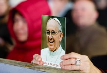 Feligreses rezando por la salud del Papa Francisco en la Ciudad del Vaticano. Foto La Hora: EFE