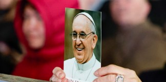 Feligreses rezando por la salud del Papa Francisco en la Ciudad del Vaticano. Foto La Hora: EFE
