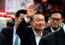 El presidente surcoreano, Yoon Suk Yeol, saluda a sus simpatizantes tras salir de prisión. Foto La Hora: EFE