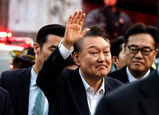 El presidente surcoreano, Yoon Suk Yeol, saluda a sus simpatizantes tras salir de prisión. Foto La Hora: EFE