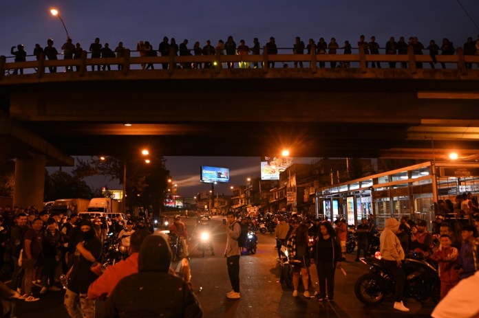 Manifestantes durante bloqueo por descontento con el seguro obligatorio para vehículos. Foto La Hora: Fabricio Alozo