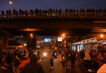 Manifestantes durante bloqueo por descontento con el seguro obligatorio para vehículos. Foto La Hora: Fabricio Alozo