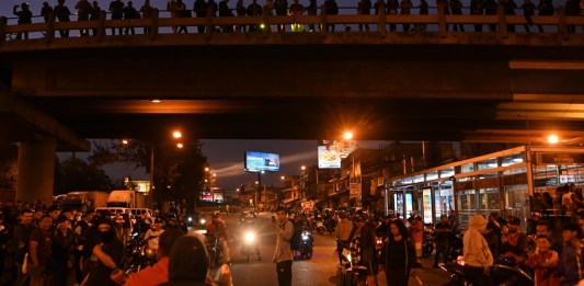 Manifestantes durante bloqueo por descontento con el seguro obligatorio para vehículos. Foto La Hora: Fabricio Alozo