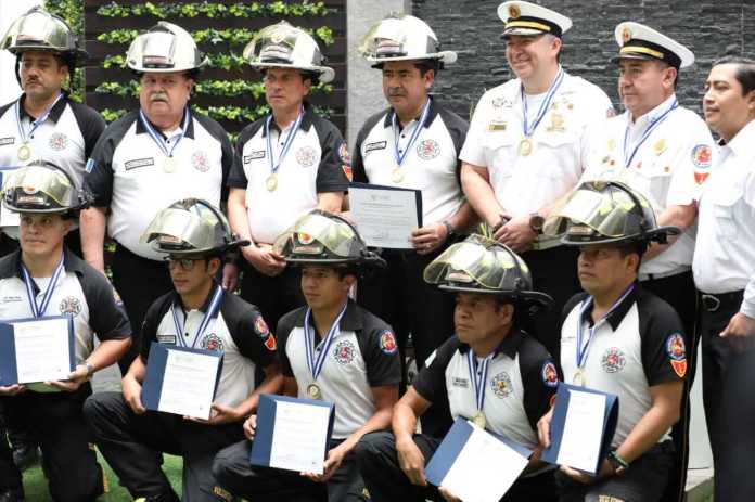 Varios integrantes permanentes del Cuerpo de Bomberos Voluntarios recibieron un reconocimiento por los diputados. Foto: Congreso de la República