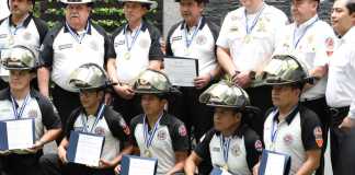 Varios integrantes permanentes del Cuerpo de Bomberos Voluntarios recibieron un reconocimiento por los diputados. Foto: Congreso de la República