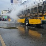 Cuerpo de Bomberos Municipales, apagando bus incendiado en avenida Petapa. Foto La Hora: CBM