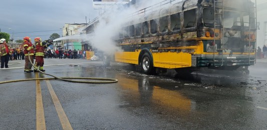 Cuerpo de Bomberos Municipales, apagando bus incendiado en avenida Petapa. Foto La Hora: CBM