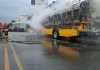 Cuerpo de Bomberos Municipales, apagando bus incendiado en avenida Petapa. Foto La Hora: CBM