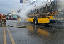 VIDEO: piloto desciende de autobús y luego se prende en llamas en la avenida Petapa Cuerpo de Bomberos Municipales, apagando bus incendiado en avenida Petapa. Foto La Hora: CBM