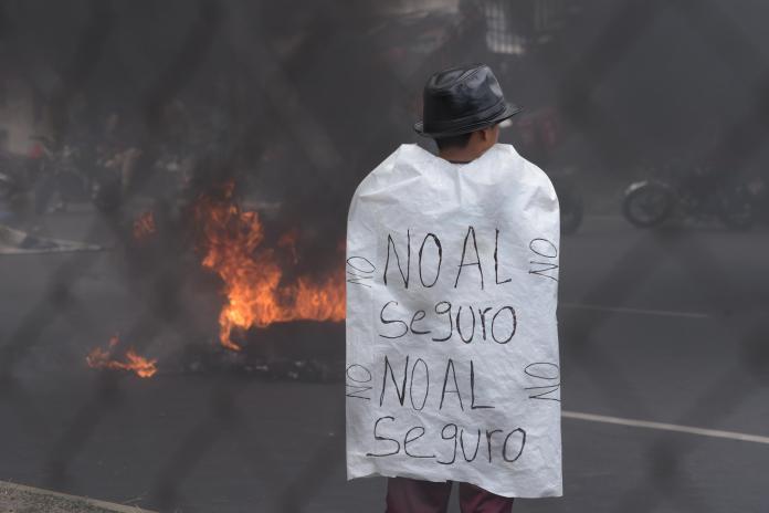 Las manifestaciones de ciudadanos en contra del pago obligatorio del seguro vehicular se mantiene en al menos ocho puntos de la ciudad. Foto: La Hora / José Orozco.