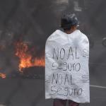 Las manifestaciones de ciudadanos en contra del pago obligatorio del seguro vehicular se mantiene en al menos ocho puntos de la ciudad. Foto: La Hora / José Orozco.