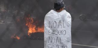 Las manifestaciones de ciudadanos en contra del pago obligatorio del seguro vehicular se mantiene en al menos ocho puntos de la ciudad. Foto: La Hora / José Orozco.
