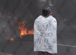 Las manifestaciones de ciudadanos en contra del pago obligatorio del seguro vehicular se mantiene en al menos ocho puntos de la ciudad. Foto: La Hora / José Orozco.