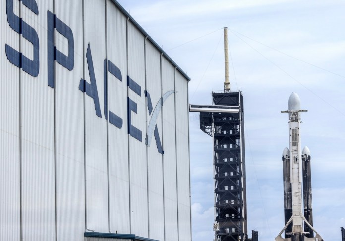 Fotografía de archivo feque muestra un cohete Falcon Heavy de la compañia Space X. Foto La Hora: EFE