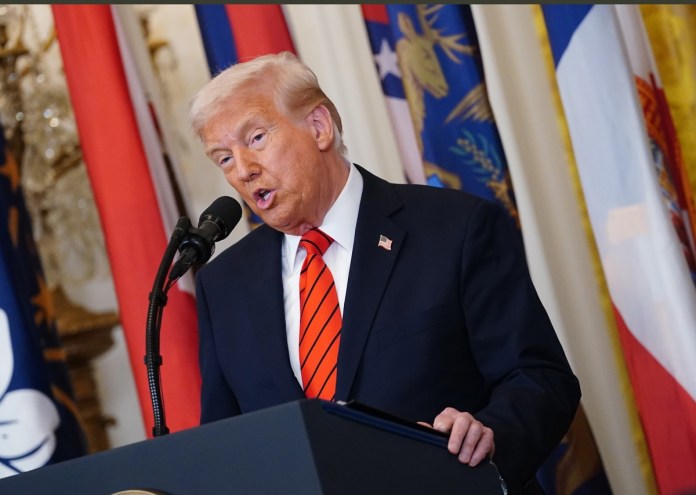 El presidente de EE.UU., Donald Trump, habla en una ceremonia donde firma una orden ejecutiva. Foto La Hora: EFE