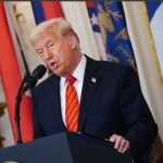 El presidente de EE.UU., Donald Trump, habla en una ceremonia donde firma una orden ejecutiva. Foto La Hora: EFE