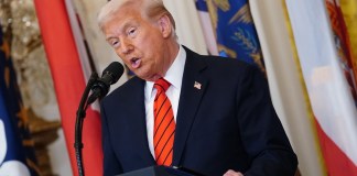El presidente de EE.UU., Donald Trump, habla en una ceremonia donde firma una orden ejecutiva. Foto La Hora: EFE