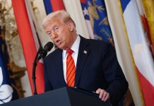Trump ordena desmantelar el departamento de educación de EE.UU. El presidente de EE.UU., Donald Trump, habla en una ceremonia donde firma una orden ejecutiva. Foto La Hora: EFE