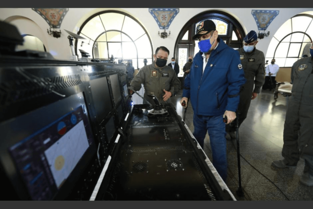 Mayor Carlos Enrique Durán mostraba un dron adquirido por el Ejército a Alejandro Giammatei, días después fue capturado por filtrar información. Foto La Hora: Gobierno de Guatemala