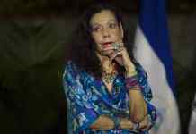 Fotografía de archivo en la que se registró a la primera dama y copresidenta de Nicaragua, Rosario Murillo (i), durante un acto público, en Managua. Foto La Hora: EFE