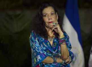 Fotografía de archivo en la que se registró a la primera dama y copresidenta de Nicaragua, Rosario Murillo (i), durante un acto público, en Managua. Foto La Hora: EFE