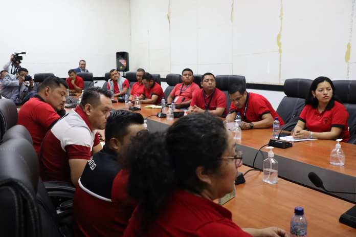 Un grupo de sindicalista se reúne con el diputado Darwin Lucas, en el Congreso. Foto: Bancada UNE. 