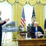 Presindente Trumo junto a el secretario de la defensa Pete Hegseth y el jefe de la fuerza aerea David Allvin en la Casa Blanca. Foto La Hora: EFE