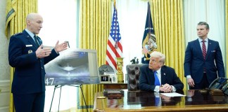Presindente Trumo junto a el secretario de la defensa Pete Hegseth y el jefe de la fuerza aerea David Allvin en la Casa Blanca. Foto La Hora: EFE