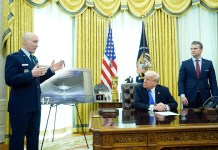 Gobierno de Trump compartió «por error» los planes de guerra en Yemen a un periodista estadounidense Presindente Trumo junto a el secretario de la defensa Pete Hegseth y el jefe de la fuerza aerea David Allvin en la Casa Blanca. Foto La Hora: EFE
